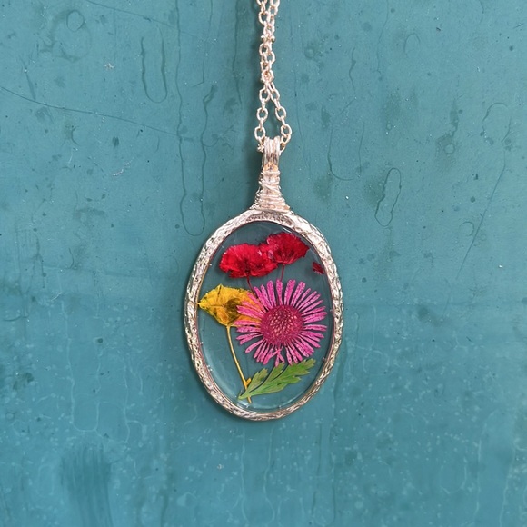 Handmade Real Pressed Dried Flower Botanical Resin
Necklace - Picture 6 of 14